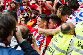 Fernando Torres, jugador del Atlético de Madrid, celebrando su gol ante el Eibar, fotografia deportiva, de niño a leyenda, gracias torres