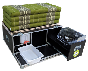 iQ Campingbox 3.0 mit einer Kapok Matratze, geöffnet mit Kochschublade, Wasserkanister, Kocher und einen Windschutz klappbar.