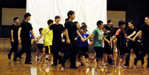 児童らも体験した日体大の集団行動実演会=3日夕、市総合体育館