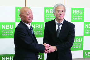 伊志嶺吉盛氏(左)の日本文理大学付属高校野球部監督就任記者会見が行われた=1日午前、大濱信泉記念館