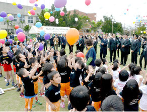 復興と鎮魂の願いを込め、風船を飛ばす市内の園児=11日午後、新栄公園