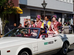 桜まつりの家康行列で、市民の歓迎に答える参加者ら=8日岡崎市内(提供写真)