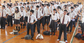 進学や就職に向けて、頑張ろう三唱を行う生徒たち=6月30日午後、八重山商工高校