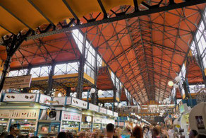 Innenansicht der Großen Markthalle in Budapest