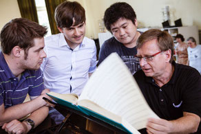 Prof. Jörg-Peter Weigle umringt von den Stipendiaten Johannes Köhler, Johannes Stolte und Kota Yanagishima (Foto: Manuela Steinmann)