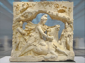 Relief en marbre représentant Mithra, dieu iranien du soleil, sacrifiant le taureau - 100-200 après J.-C.. Louvre Lens.