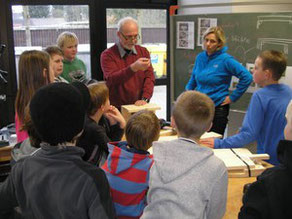 Werklehrer Gerold Dmitriev erläutert in der Schulwerkstatt (Foto G. Lüerßen)