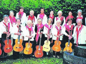 Musizieren seit 40 Jahren gemeinsam: Die Mitglieder der Gitarrengruppe des Landfrauen-Bezirksvereins Bad Hersfeld