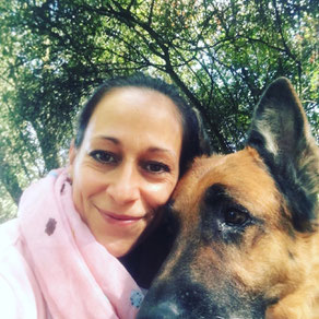 Natalie Neu mit ihrem Schäferhund in der Natur - im Wald - Tierliebe pur