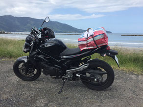 海辺にバイクを止めて休憩