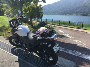 川口湖畔に停めて