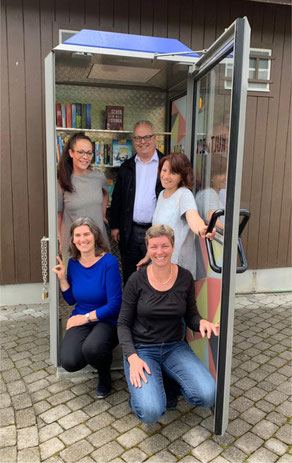 Die Initianten der «KULT ur BOX»; stehend v. l. n. r.: Raquel Vidal, Bereichsleiterin Öffentlichkeitsarbeit, Thomas-Peter Binder, Gemeindeschreiber, Ursula Sharma, Mitarbeiterin Bibliothek. Sitzend v.l.n.r.: Kathrin Bühler, Teamleiterin der Bibliothek