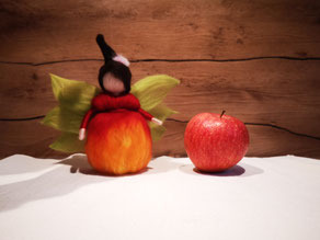 Liebevoll handgefilzte Apfelfee aus Wolle – perfekte Herbstdekoration für Jahreszeitentisch, Fenster oder Mobile. Ideales Geschenk für Naturliebhaber.