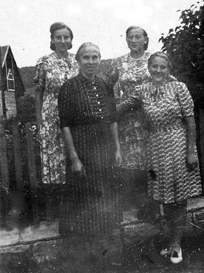 Sie haben schwere Zeiten gemeinsam überstanden: Die Witwe Anna Deimel, geb. Kayser, mit ihren drei Töchtern (v.l.n.r.:) Cäcilia (Cilli), Maria und Anna