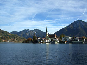 Blick über den Tegernsee zur Kirche St. Laurentius in Rottach-Egern