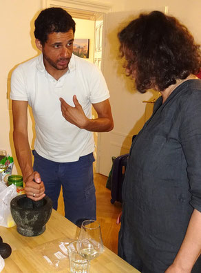 Alejandro bereitet Ajoblanco zu