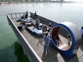 Bild: Wasserspielgeräte auf der Seebrücke von Heiligenhafen
