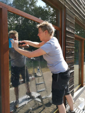 Sonnenschutzfolie an der Balkonverglasung eines Privathauses