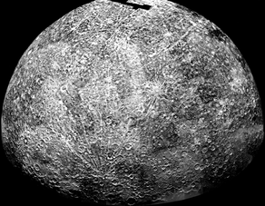 Südhemisphäre von Merkur, aufgenommen von Mariner 10. Die schwarzen Gebiete oben konnten nicht von Mariner 10 erfasst werden.