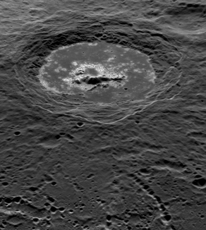 Der Krater Warhol aus der Nähe. Im Inneren lässt sich eine Mischung aus einer Muldenkette und ein längliches Gebirge in einer kleinen Ebene finden.