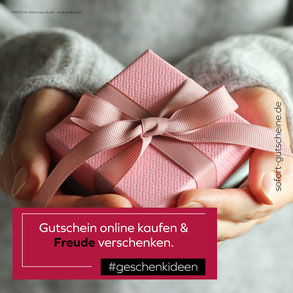 Liebevoll gehaltenes, rosafarbenes Geschenk mit Schleife steht für Freude und Wertschätzung – ein Gutschein, der Glück schenkt und besondere Dessous-Momente möglich macht von DESSOUSTERIA in Hamburg