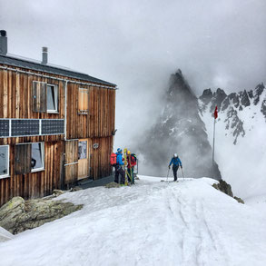 sci alpinisti aspettano la partenza del tour di fronte al rifugio Cabane de Salein in Svizzera