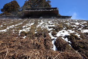 茅葺屋根の差し茅作業　雪を払いながら作業②