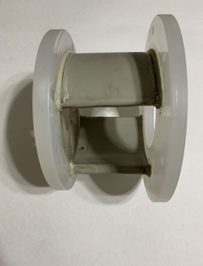 Conector universal para integrar componentes en sistemas de recubrimiento.