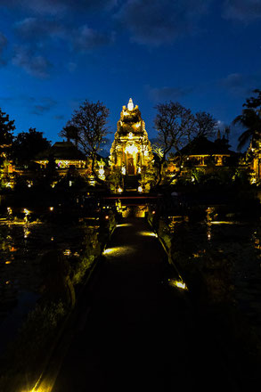 Way in the Pura Taman Saraswati in the evening.