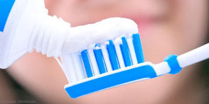 Worauf sollten Sie bei der Auswahl Ihrer Zahnpasta achten? Das erfahren Sie bei uns in der Praxis!