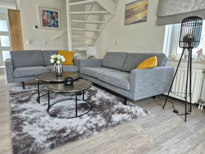 Bequeme Sitzgruppe im Wohnzimmer der Strandvila