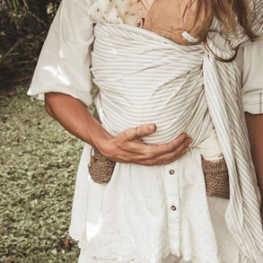 Tragemama und Baby in Babytrage von Fidella