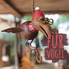 Vogel mit Pudelmütze in Rostoptik mit Haken zum Aufhängen von Vogelfutter. Foto trägt die Aufschrift "Für Vögel".