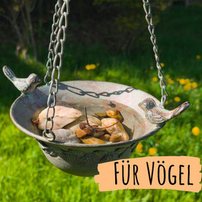 Vogel mit Pudelmütze in Rostoptik mit Haken zum Aufhängen von Vogelfutter. Foto trägt die Aufschrift "Für Vögel".