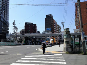 万里橋を渡った右手の茶色いマンションに事務所があります。