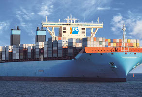 Man blickt auf ein riesiges hellblaues Containerschiff mit Containern beldaden. Unten ist Wasser, oben ist Himmel.