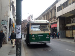 Troleybus, un bus vert et écru, relié aux câbles électriques par le toit, classé au patrimoine mondial de l'humanité par l'Unesco