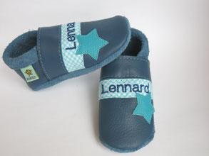 Jungen Puschen mit Namen jeansblau, Sterne in türkis
