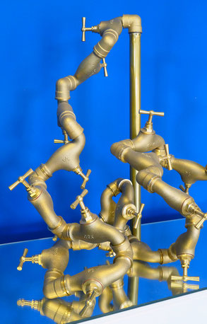 Sculpture artistique sur l'eau réalisée avec des robinets en laiton. 