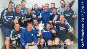 Im Fußballgötter-Video dabei: TuRa Harksheide, 1. Alte Herren (Mannschaftsfoto); Solo & Herr K. (GrandWerk)