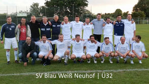 Im Fußballgötter-Video dabei: SV Blau-Weiß Neuhof, Alte Herren (Mannschaftsfoto); Solo & Herr K. (GrandWerk)