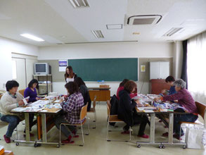 コラージュ制作中。