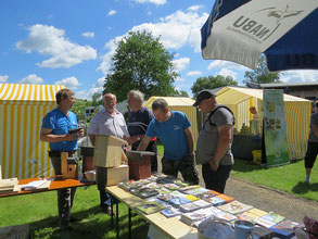 Beratung am NABU-Infostand beim 25. Tag des Gartens. Foto: Carola Bodsch