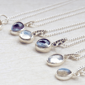 Feine Silberketten mit kleinen Edelstein Anhänger in Silber gefasst - Hochwertig und handgefertigter Schmuck von SUMAJU