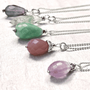 Silberketten mit Stein Anhänger: hellviolett, rosa, grün und blau