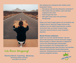 Ein Mann steht in einer weitläufigen Landschaft auf einer sehr geraden Straße und schaut in Richtung seines Ziels. Er hat eine Weltkarte in beiden Händen und bestimmt die nächte Etappe auf seinem Königsweg.