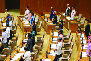 差し止め訴訟議案は与党の賛成多数で可決された=14日午前、県議会