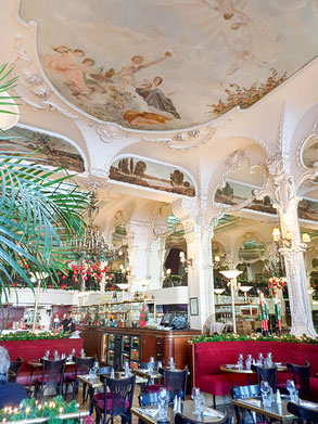 Het grand café in Art Nouveau stijl