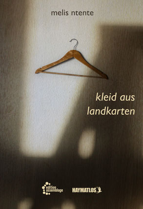Auf dem Cover von "kleid aus landkarten" ist ein Kleiderbügel.