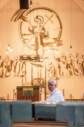 Pastor Christian Schulte hat sich mit 38 Jahren noch einmal entschieden, zu studieren. Seit sechs Jahren ist er nun für die katholische Kirche in Duisburg tätig.  (Foto: Tanja Pickartz / Funke Foto Services)